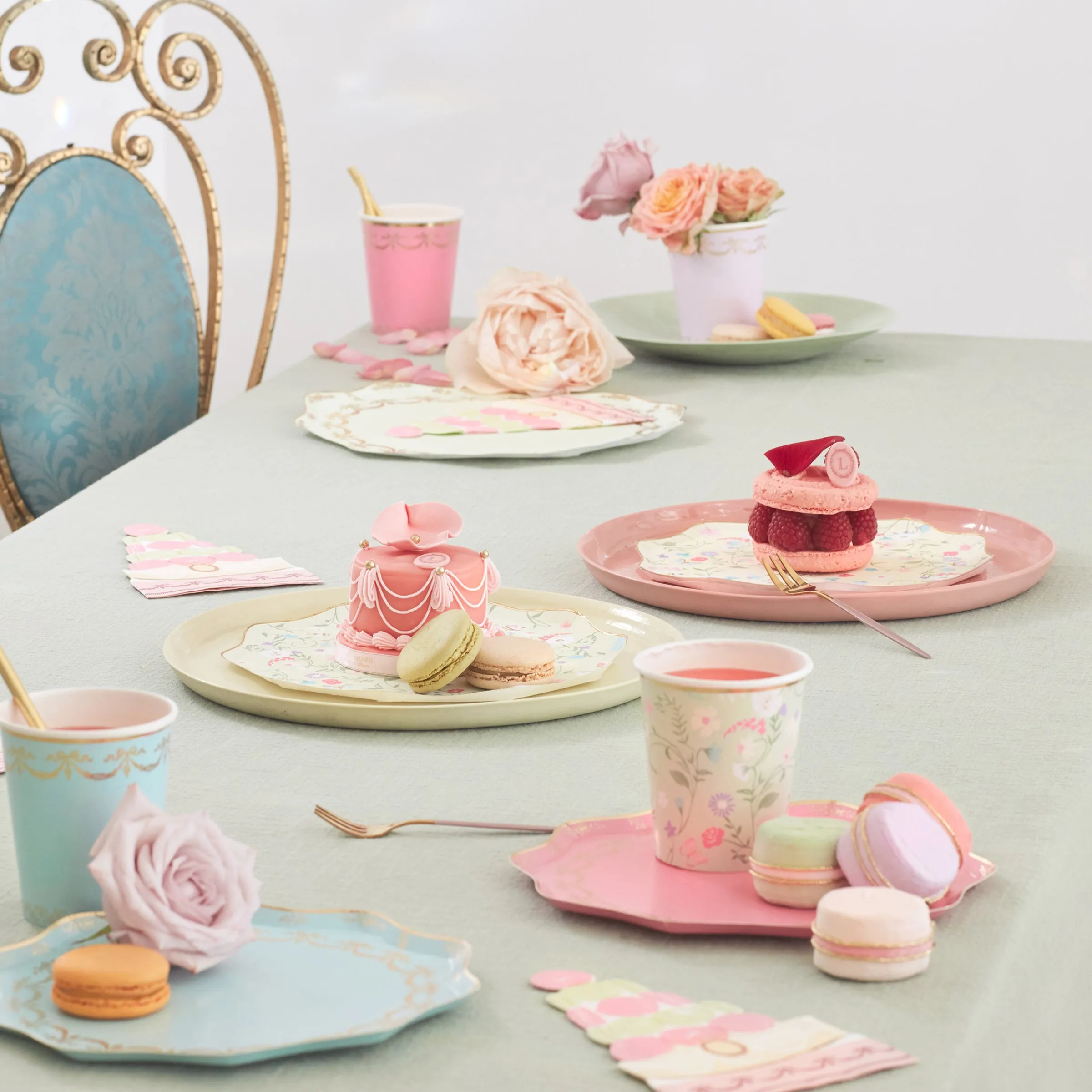 x Ladurée Paris Macaron Pyramid Napkins (x 16)>Meri Meri Best