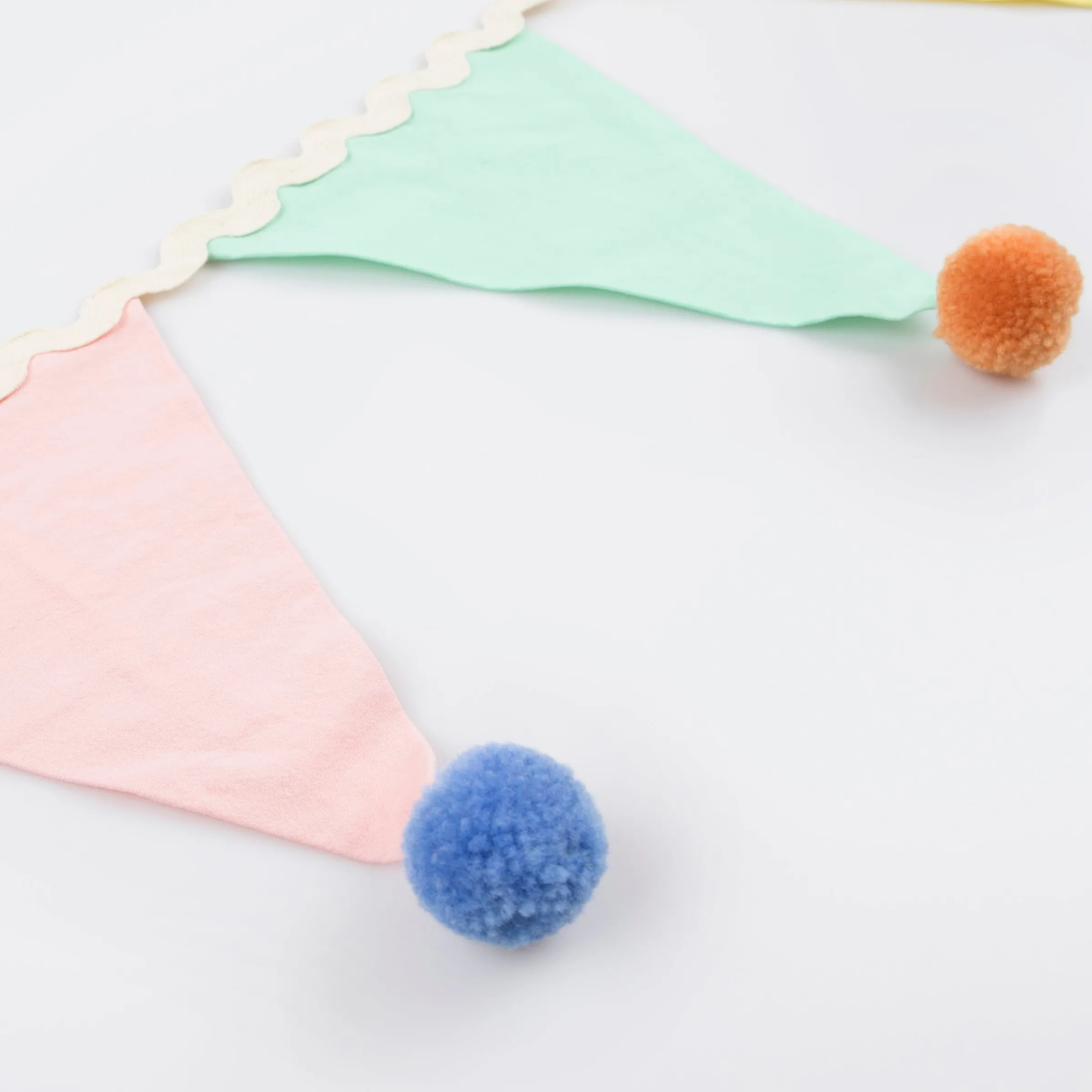 Pastel Pompom Flag Garland>Meri Meri Outlet