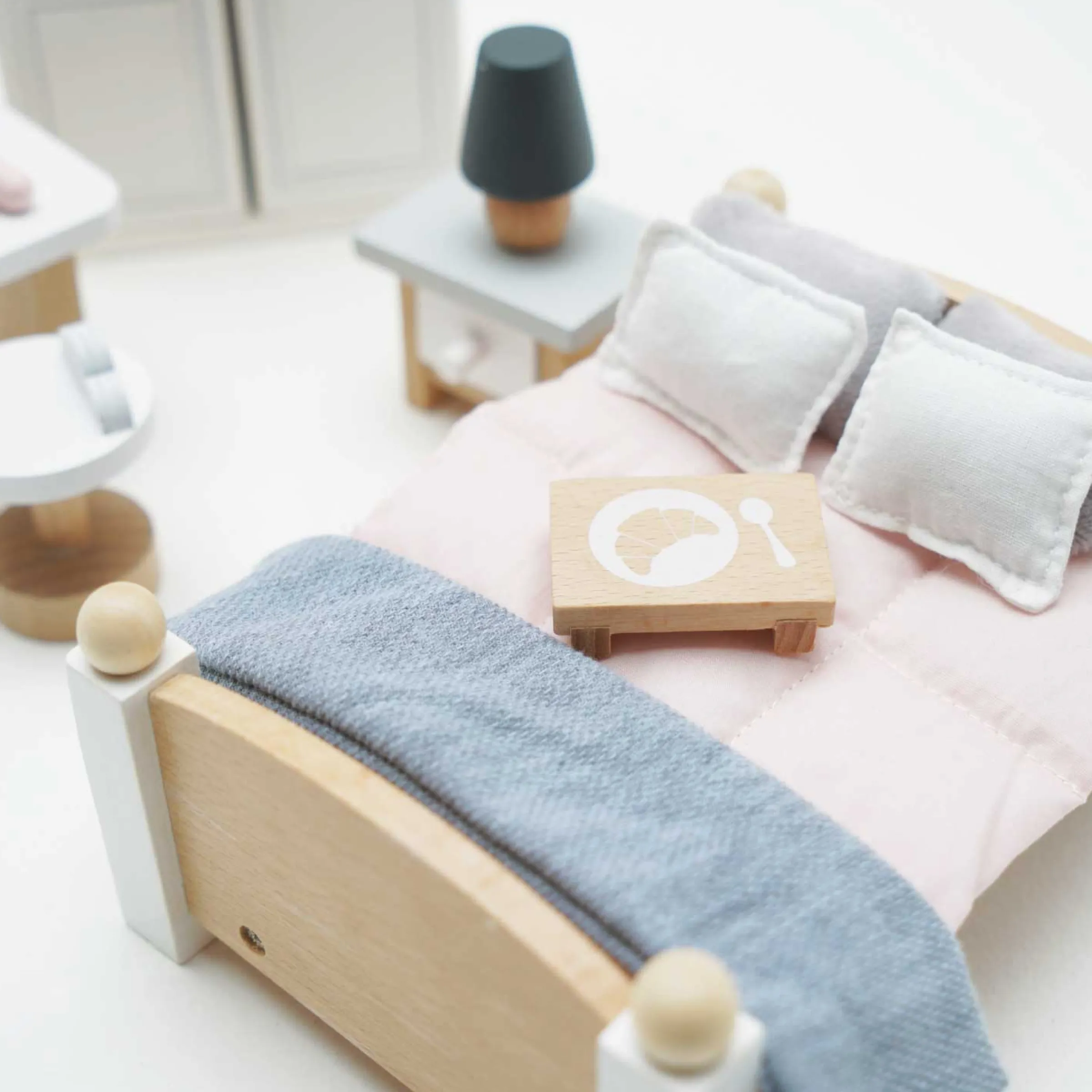 Wooden Dolls house Bedroom>Meri Meri Fashion